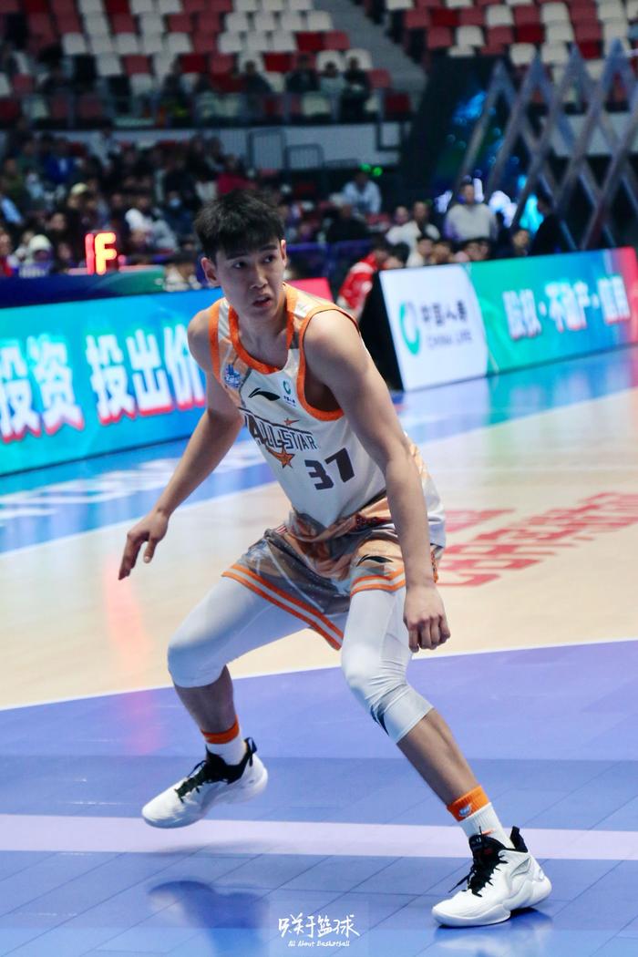 包含新赛季CBA比赛的明星球员晋级社会活动的词条