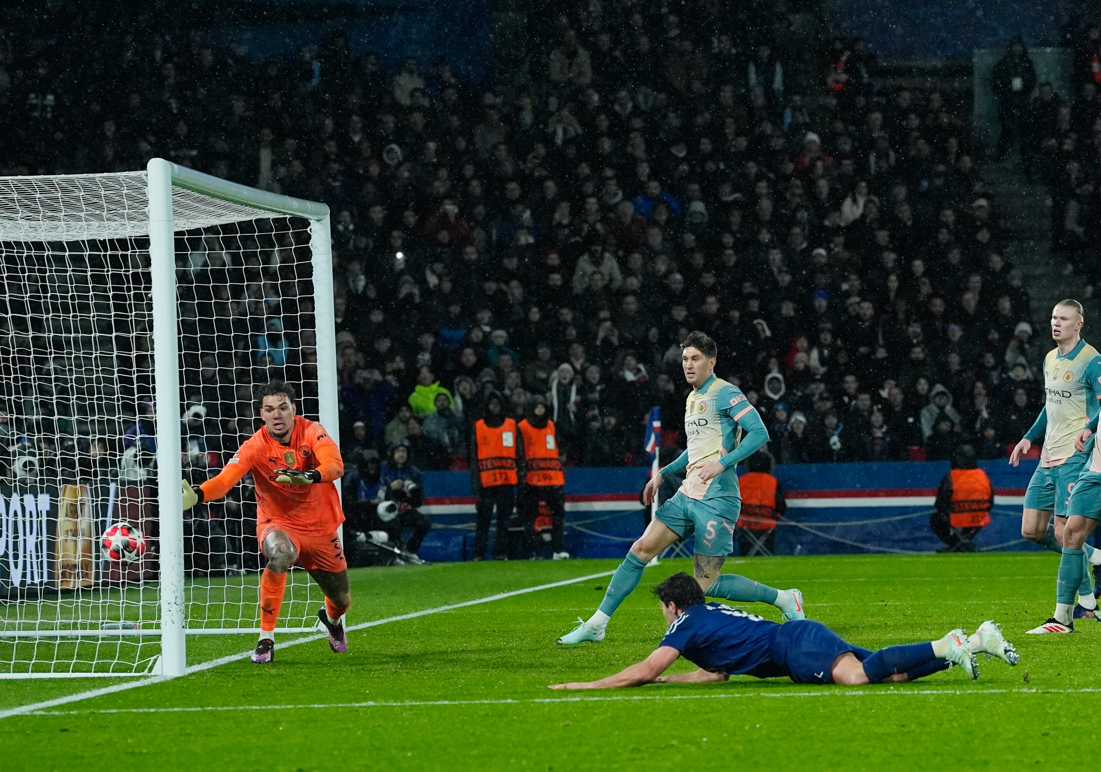 巴黎圣日耳曼客场大胜，稳固领先位置的简单介绍