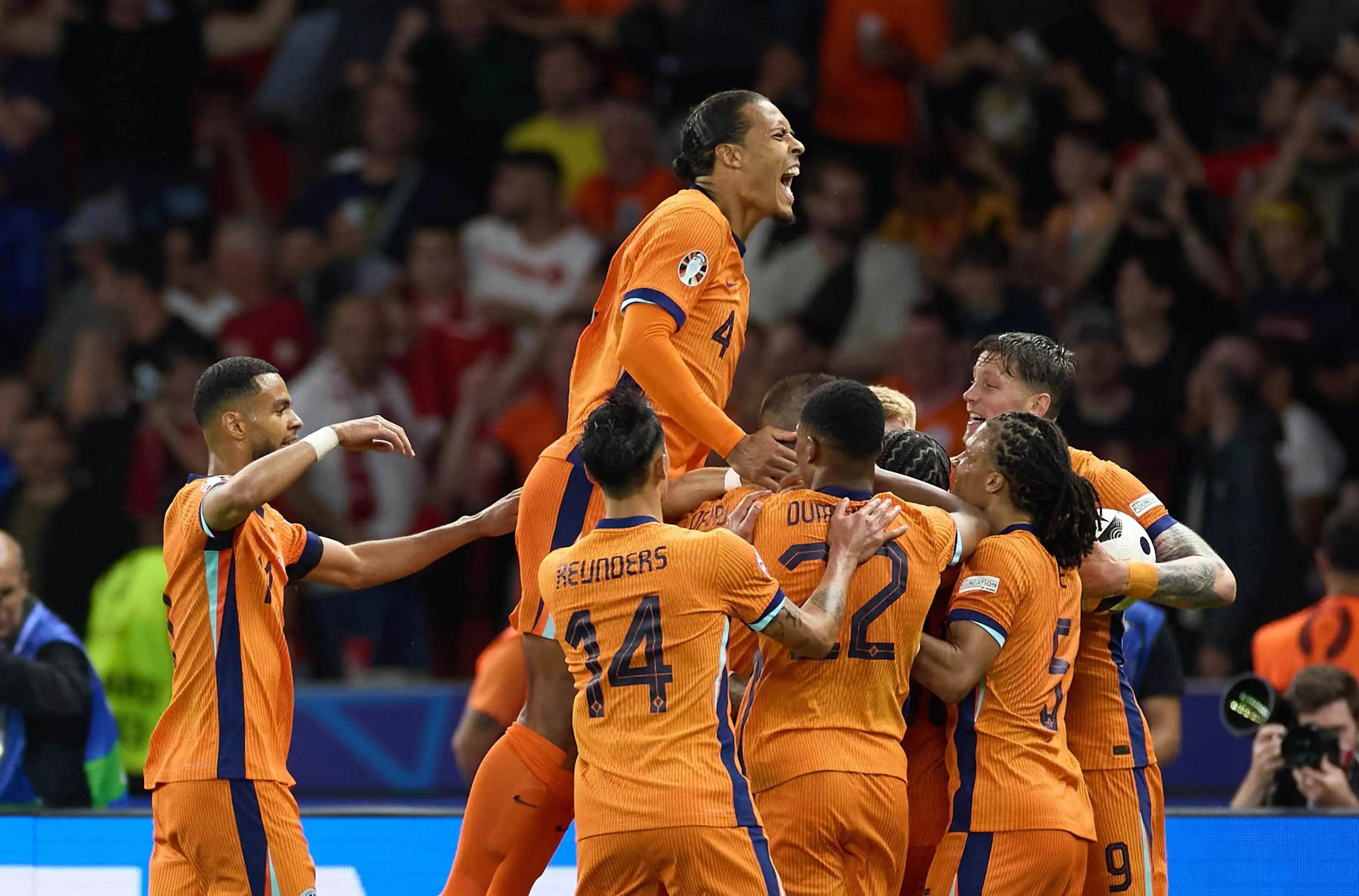 荷兰队横扫西班牙队，晋级前景一片光明！的简单介绍