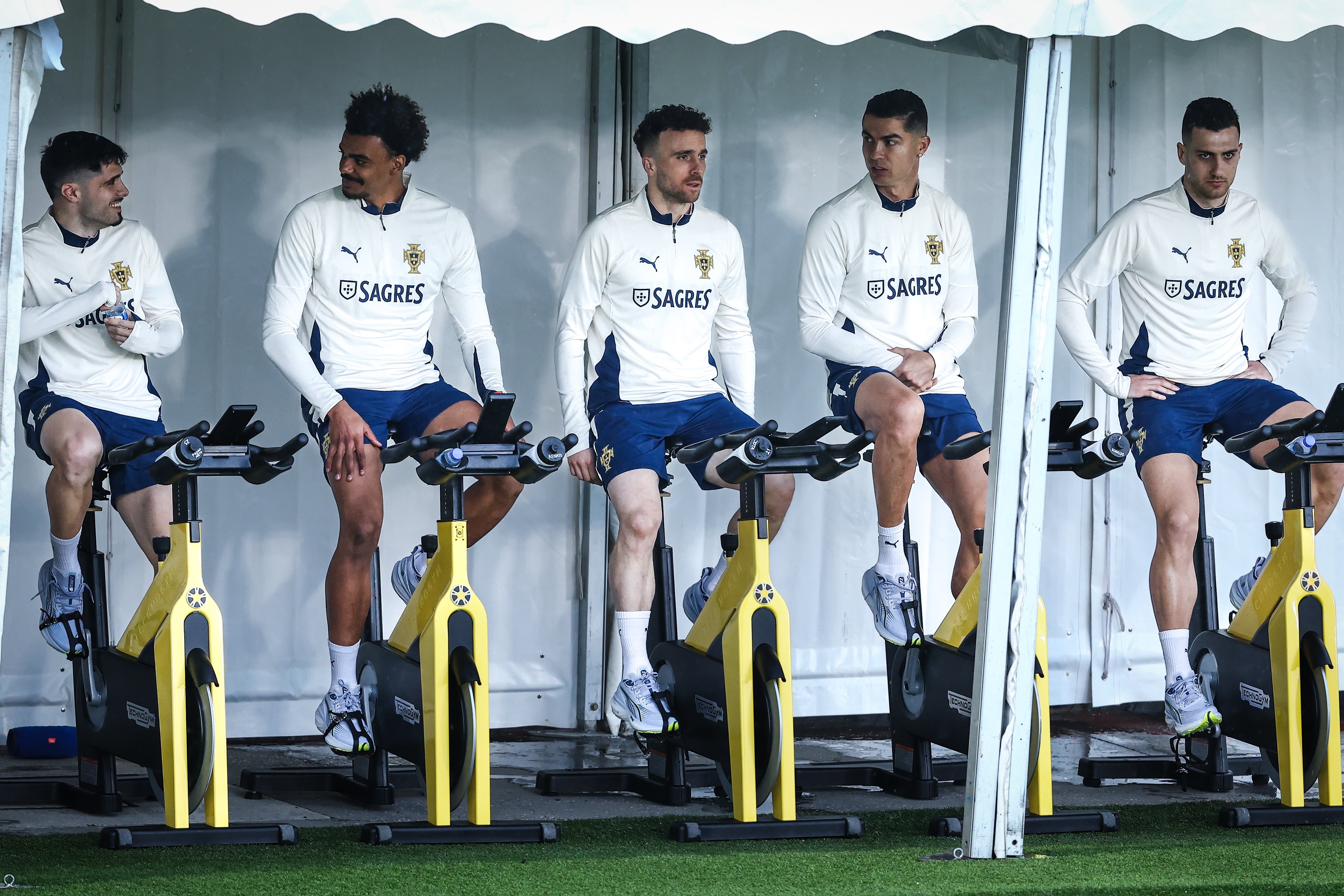 包含欧国联赛：球员们展现技术娴熟，精彩纷呈的词条