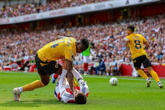 狼队主场告捷,主场豪取三分 狼队主场告捷,主场豪取三分