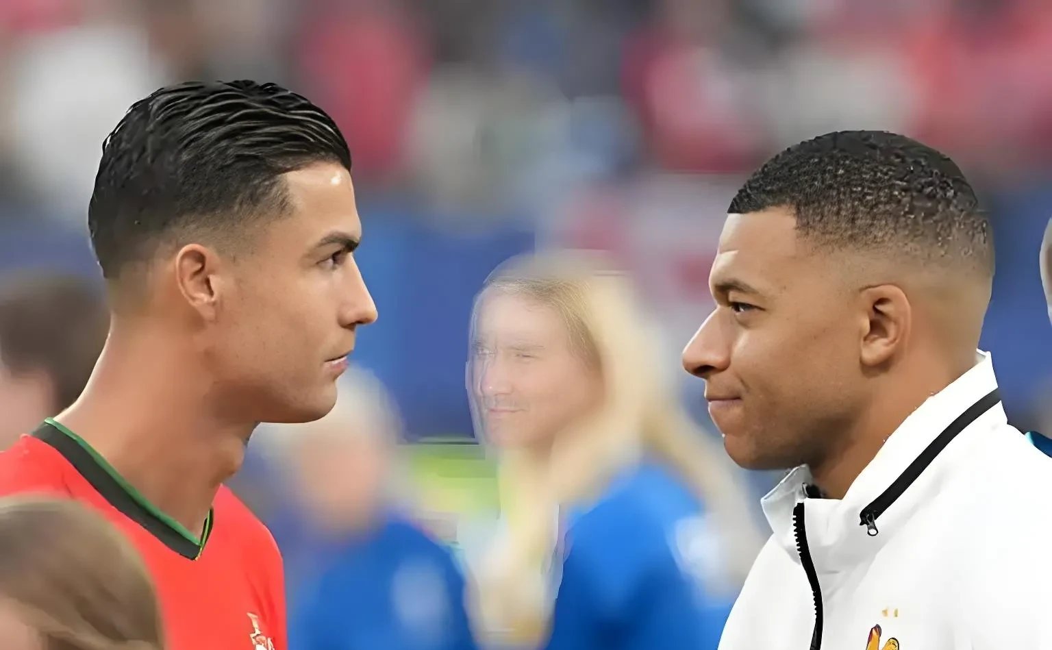 姆巴佩儿时和c罗少年合影曝光，足球少年梦想场景温馨揭秘