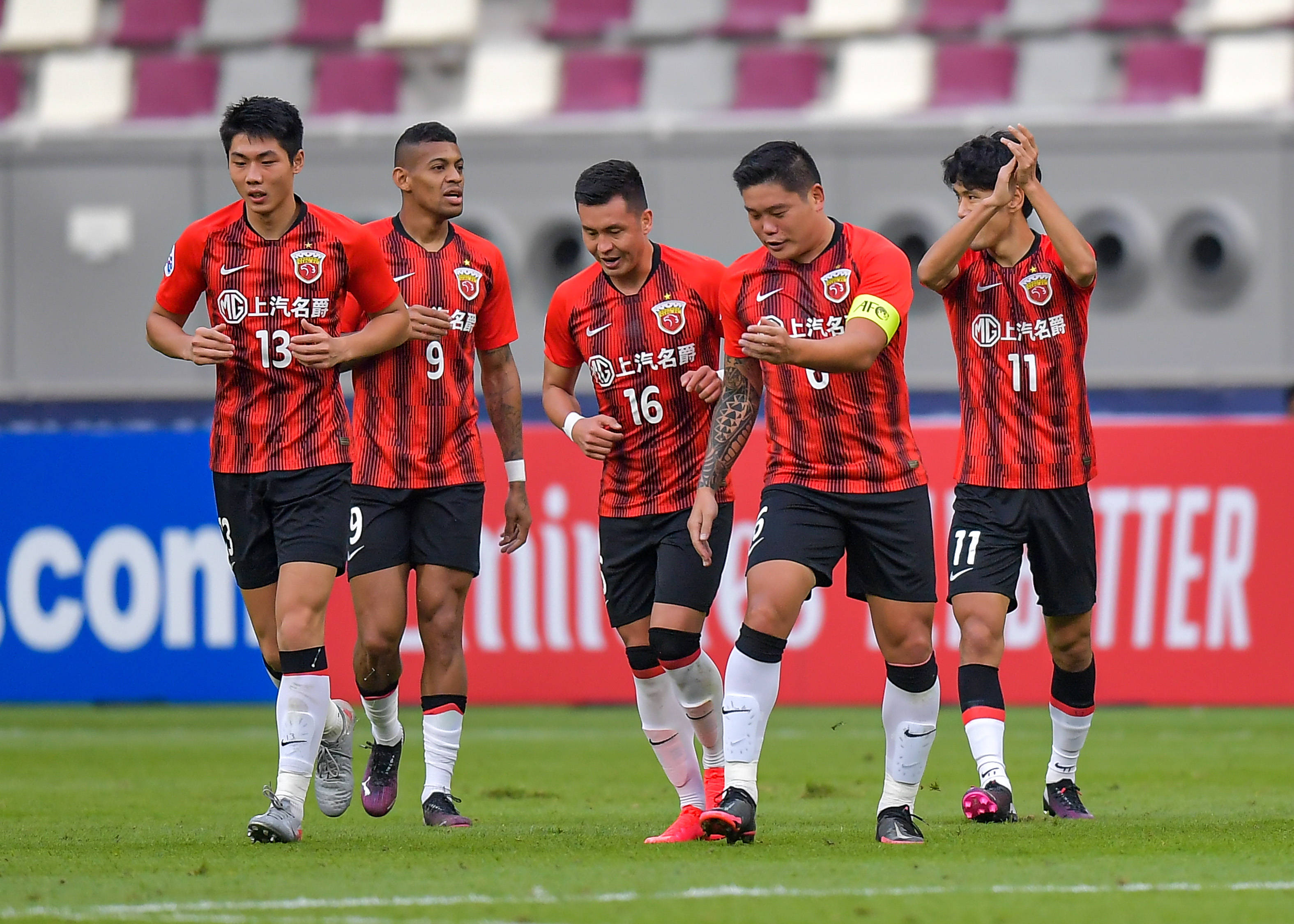 乐鱼体育新闻-上海上港球队备战周末比赛，气势如虹